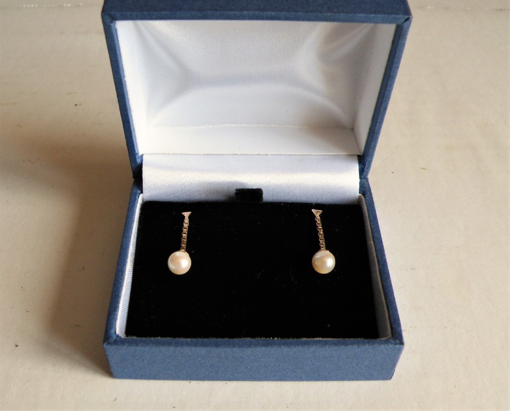 a nice pair of vintage gold and pearl drop earrings